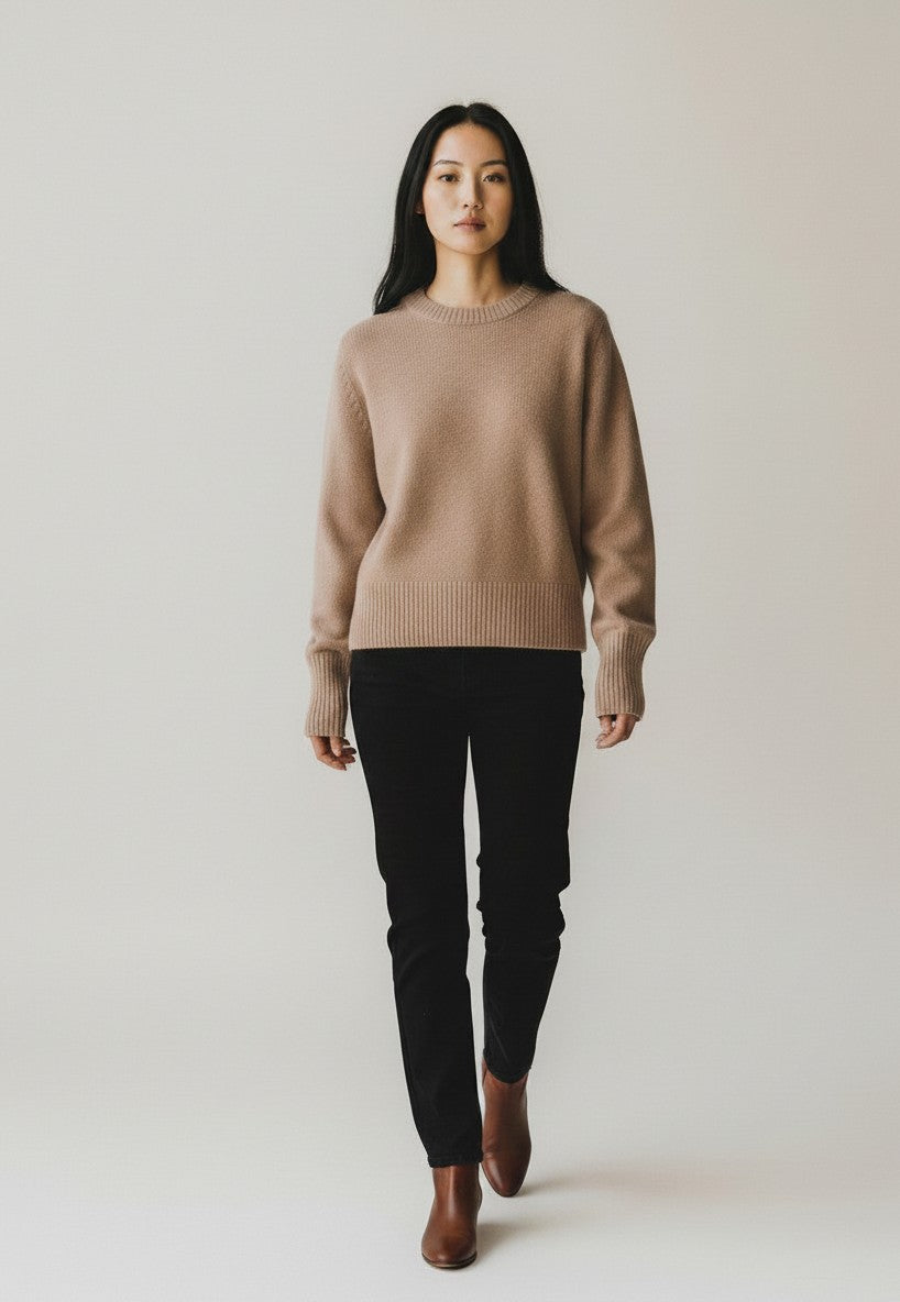 BubiniSegreti Strickpullover in Beige mit Rundhalsausschnitt und Rippbündchen an einer Frau