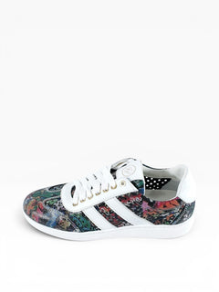 BubiniSegreti Damen-Sneaker mit buntem Patchwork-Muster, weißen Akzenten und goldenen Ösen auf weißem Hintergrund.