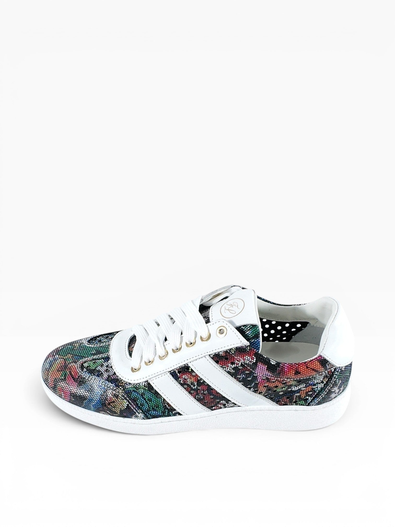 BubiniSegreti Damen-Sneaker mit buntem Patchwork-Muster, weißen Akzenten und goldenen Ösen auf weißem Hintergrund.