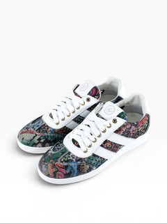 BubiniSegreti Damen-Sneaker mit buntem Patchwork-Muster, weißen Schnürsenkeln und goldenen Ösen auf weißem Hintergrund.