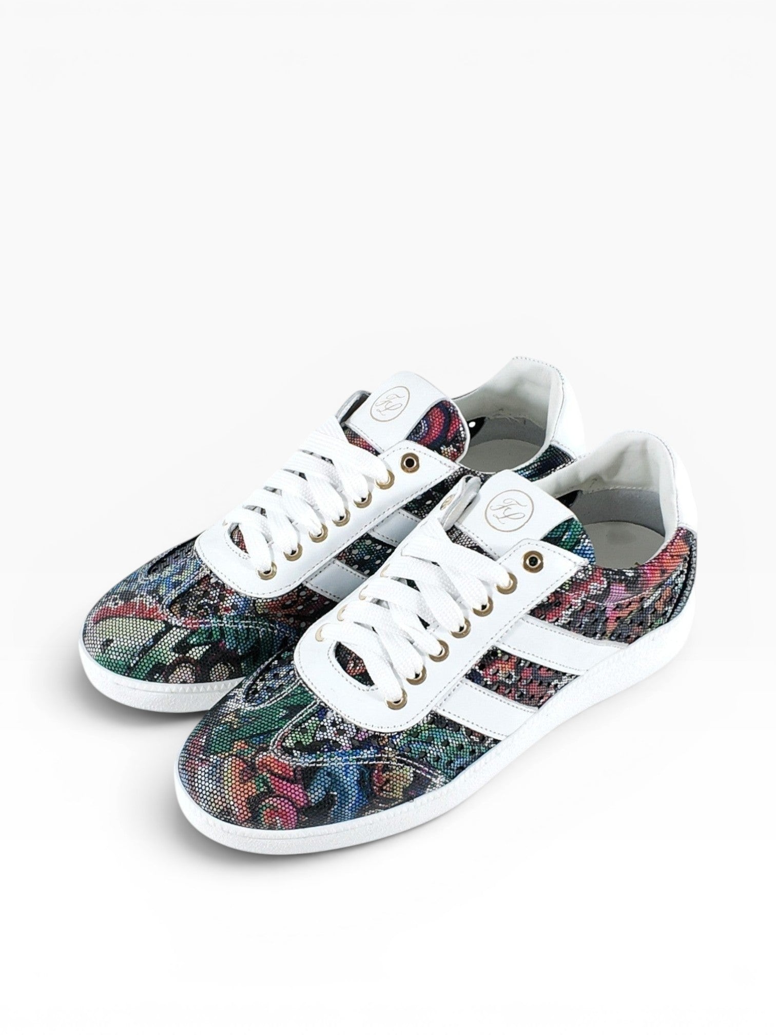 BubiniSegreti Damen-Sneaker mit buntem Patchwork-Muster, weißen Schnürsenkeln und goldenen Ösen auf weißem Hintergrund.