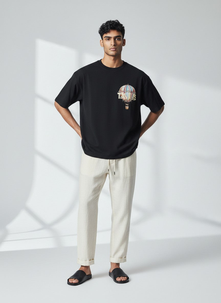 BubiniSegreti schwarzes Baumwoll-T-Shirt mit Heißluftballon-Print und Typografie an einem Model