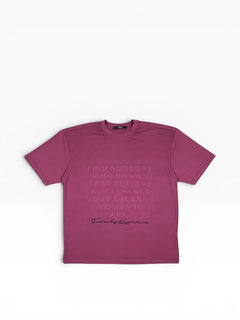 BubiniSegreti Kurzarm T-Shirt in Beeren-Ton mit geprägtem Zitat auf der Vorderseite und modernem, lockerem Schnitt.