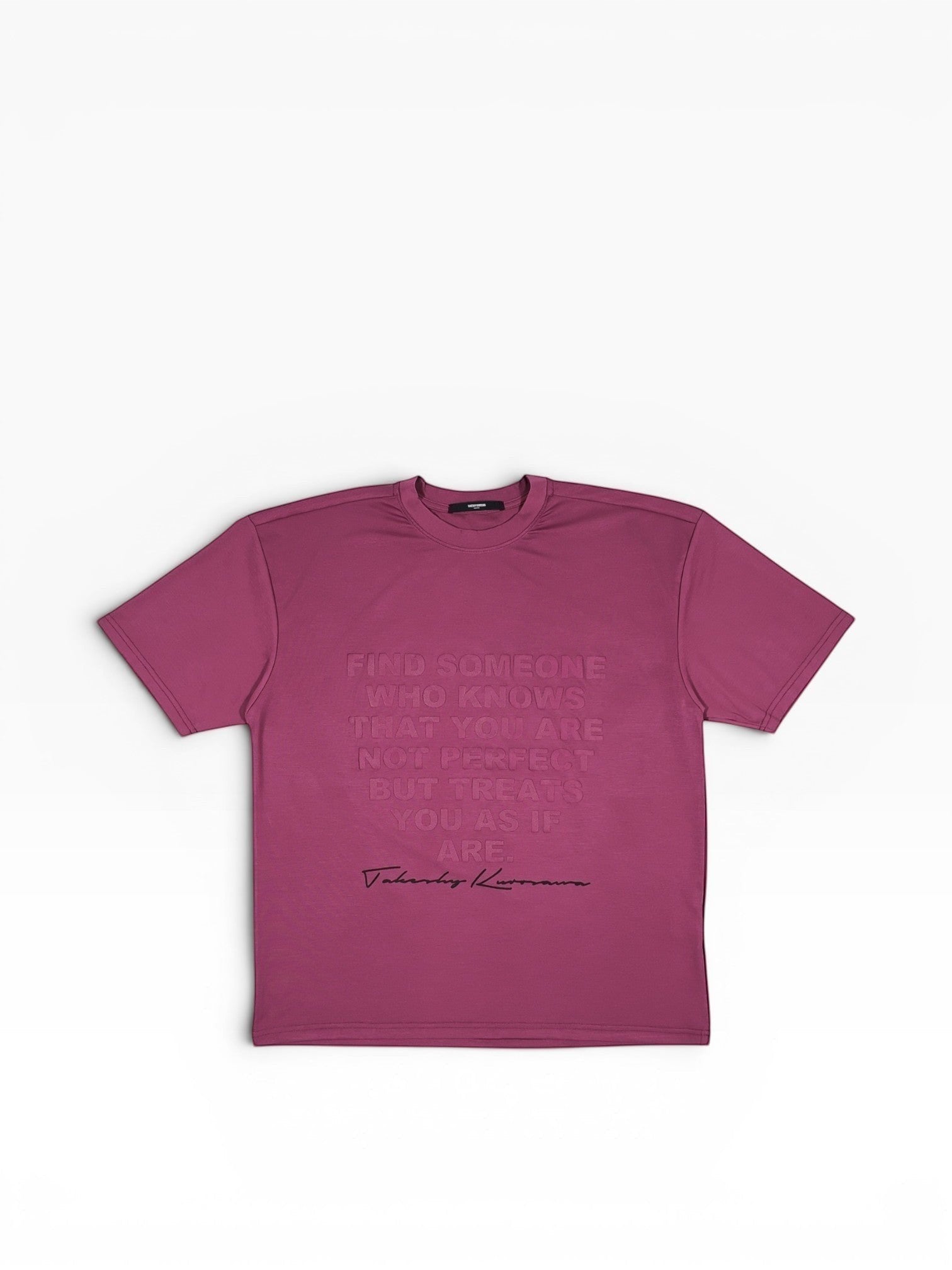 BubiniSegreti Kurzarm T-Shirt in Beeren-Ton mit geprägtem Zitat auf der Vorderseite und modernem, lockerem Schnitt.