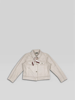 Elegante beige BubiniSegreti Damenjacke mit Lochstickerei, Knopfleiste und passendem gemustertem Halstuch.