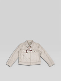 Elegante beige BubiniSegreti Damenjacke mit Lochstickerei, Knopfleiste und passendem gemustertem Halstuch.