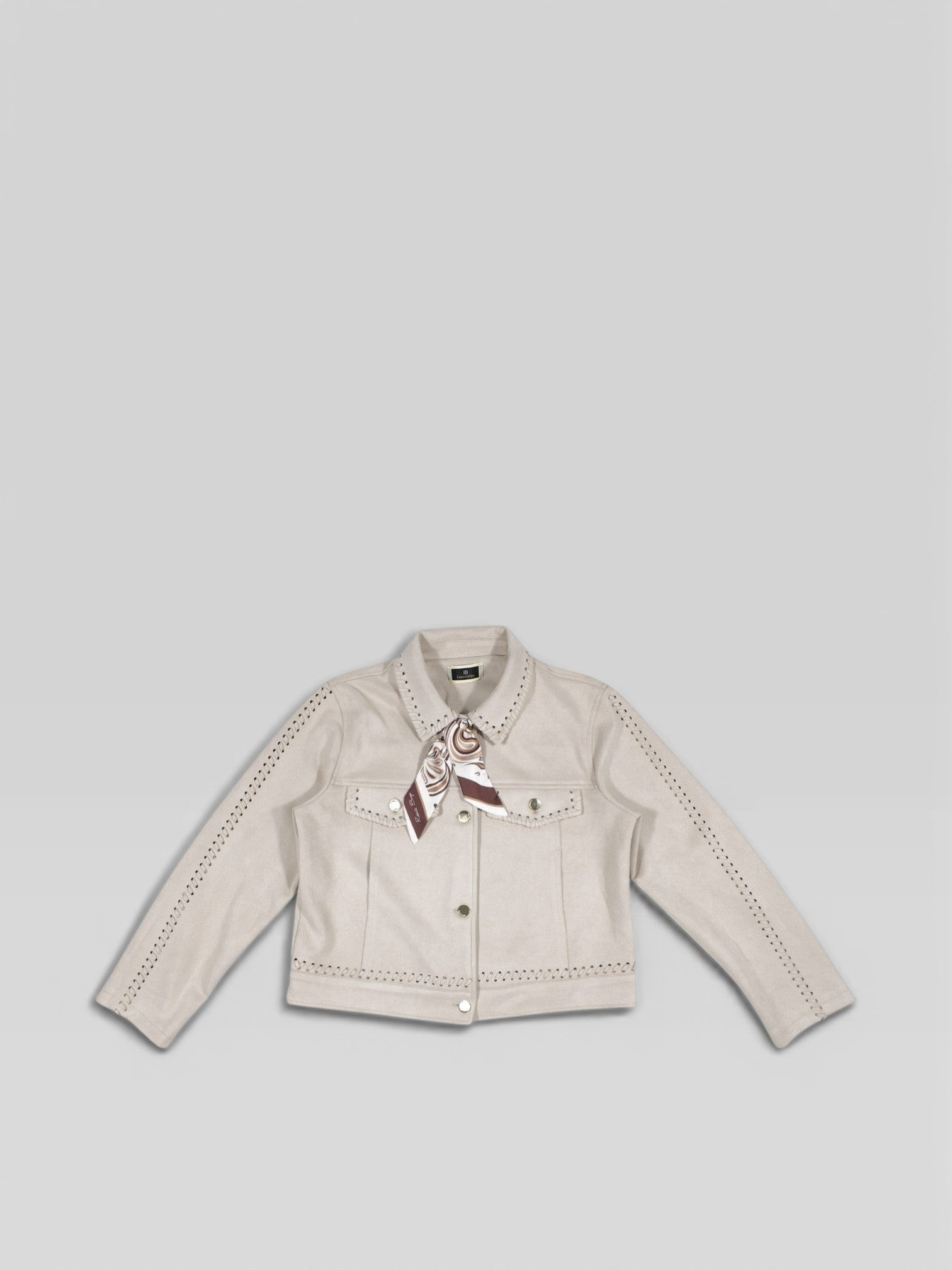 Elegante beige BubiniSegreti Damenjacke mit Lochstickerei, Knopfleiste und passendem gemustertem Halstuch.