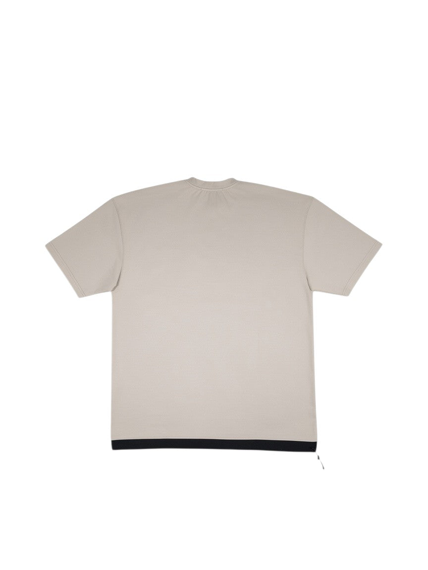 BubiniSegreti Herren T-Shirt in Beige mit schwarzem Saum und Kordelzug, Rückansicht des modernen Streetwear-Designs.