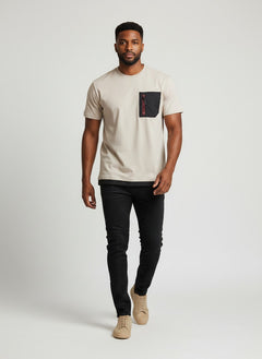 BubiniSegreti Herren T-Shirt in Beige mit schwarzer Brusttasche, Reißverschluss-Detail und Kordelzug am Saum