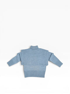 BubiniSegreti Damen Rollkragenpullover in sanftem Blau aus fein geripptem Strick mit überlappenden Schulterpartien.