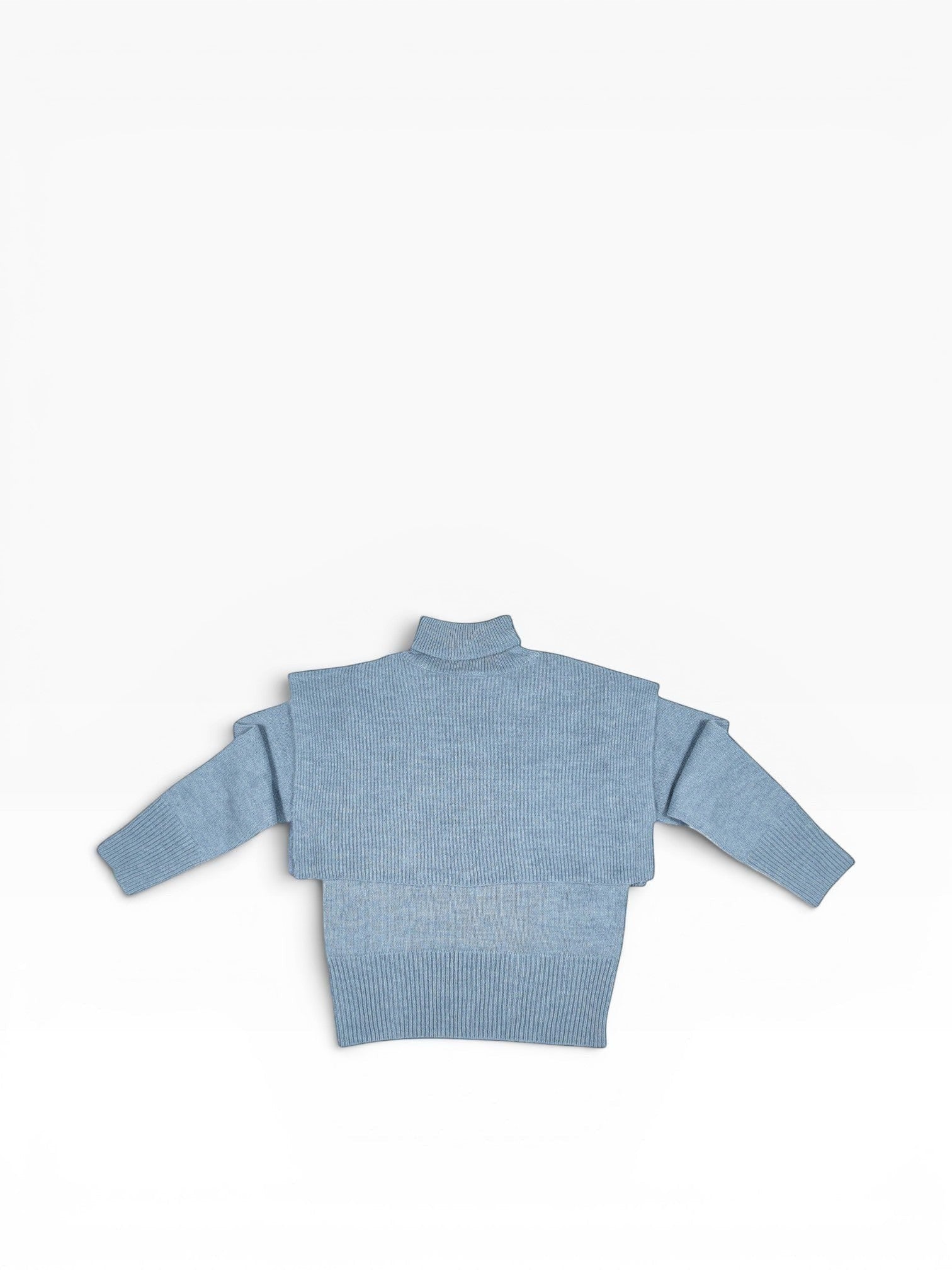 BubiniSegreti Damen Rollkragenpullover in sanftem Blau aus fein geripptem Strick mit überlappenden Schulterpartien.