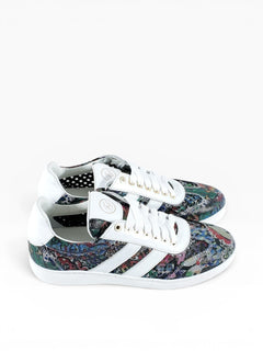 BubiniSegreti Damen-Sneaker mit buntem Patchwork-Muster, weißen Akzenten, goldfarbenen Ösen und klassischer Schnürung.