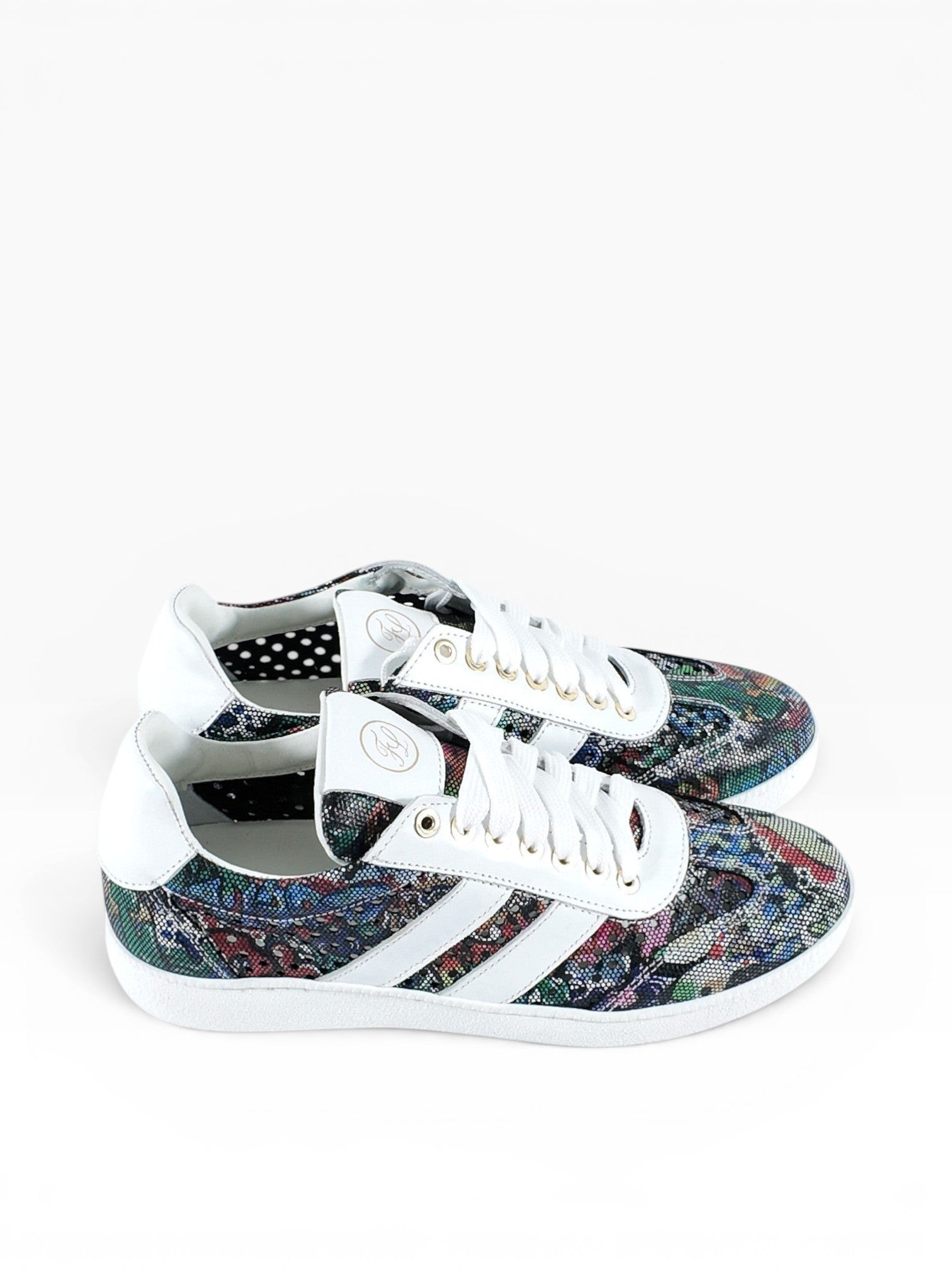 BubiniSegreti Damen-Sneaker mit buntem Patchwork-Muster, weißen Akzenten, goldfarbenen Ösen und klassischer Schnürung.
