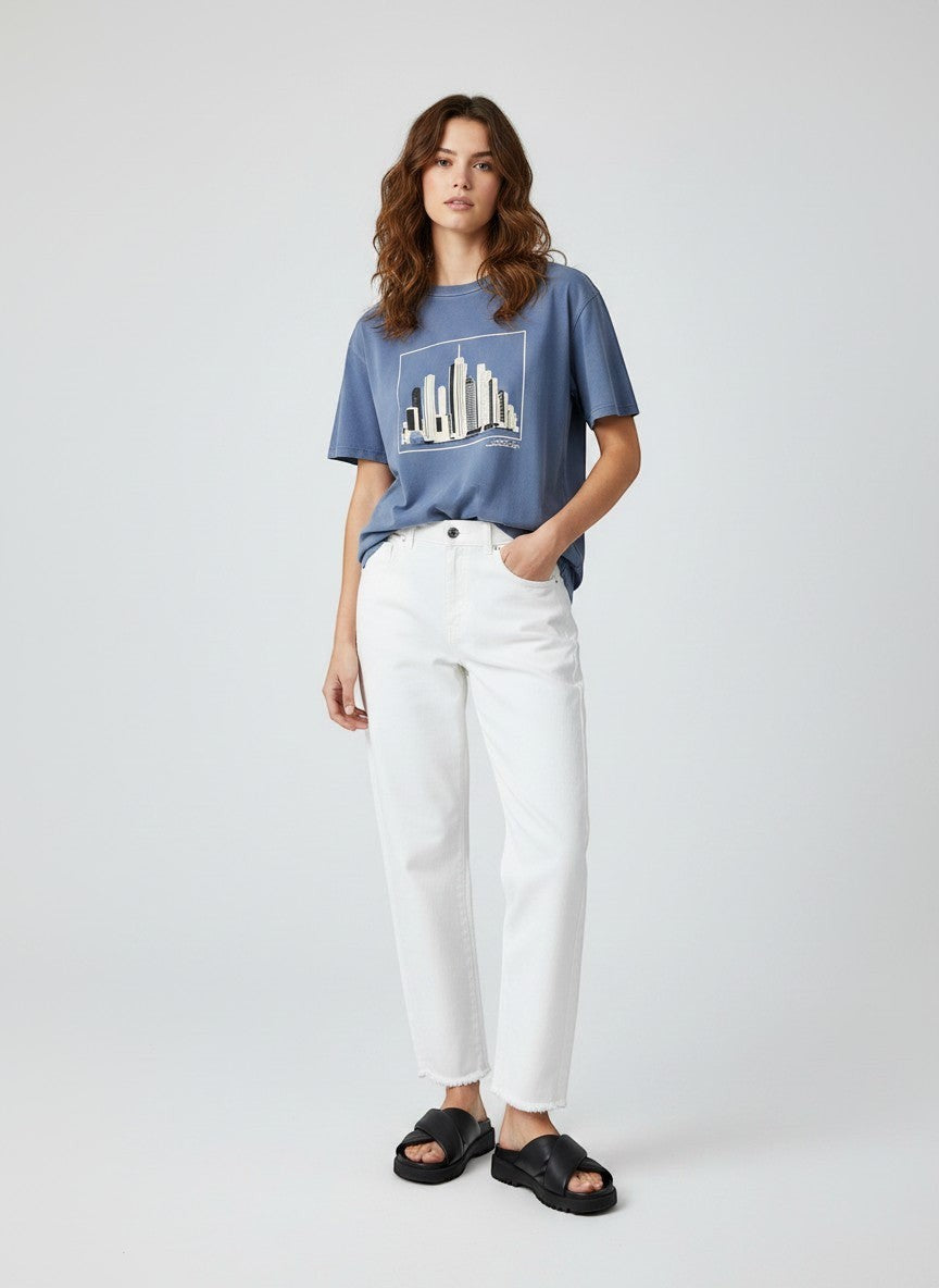 BubiniSegreti cremeweiße Wide-Leg-Jeans aus Baumwolle mit ausgefranstem Saum und vertikalen Nähten an einem Model