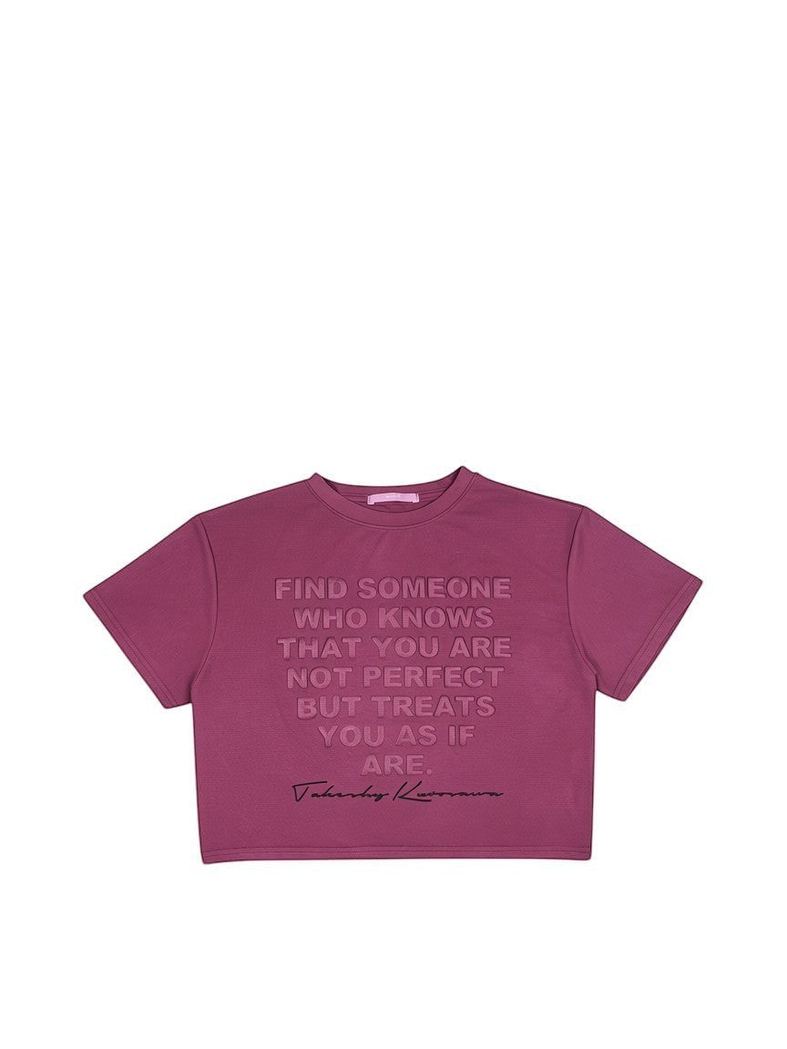 BubiniSegreti kurzes Crop-Top in Beerenton mit geprägtem inspirierendem Schriftzug und Rundhalsausschnitt.