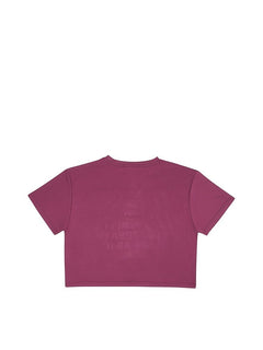 BubiniSegreti kurzes Crop-Top in Beerenton mit Rundhalsausschnitt und dezentem geprägtem Schriftzug auf der Vorderseite