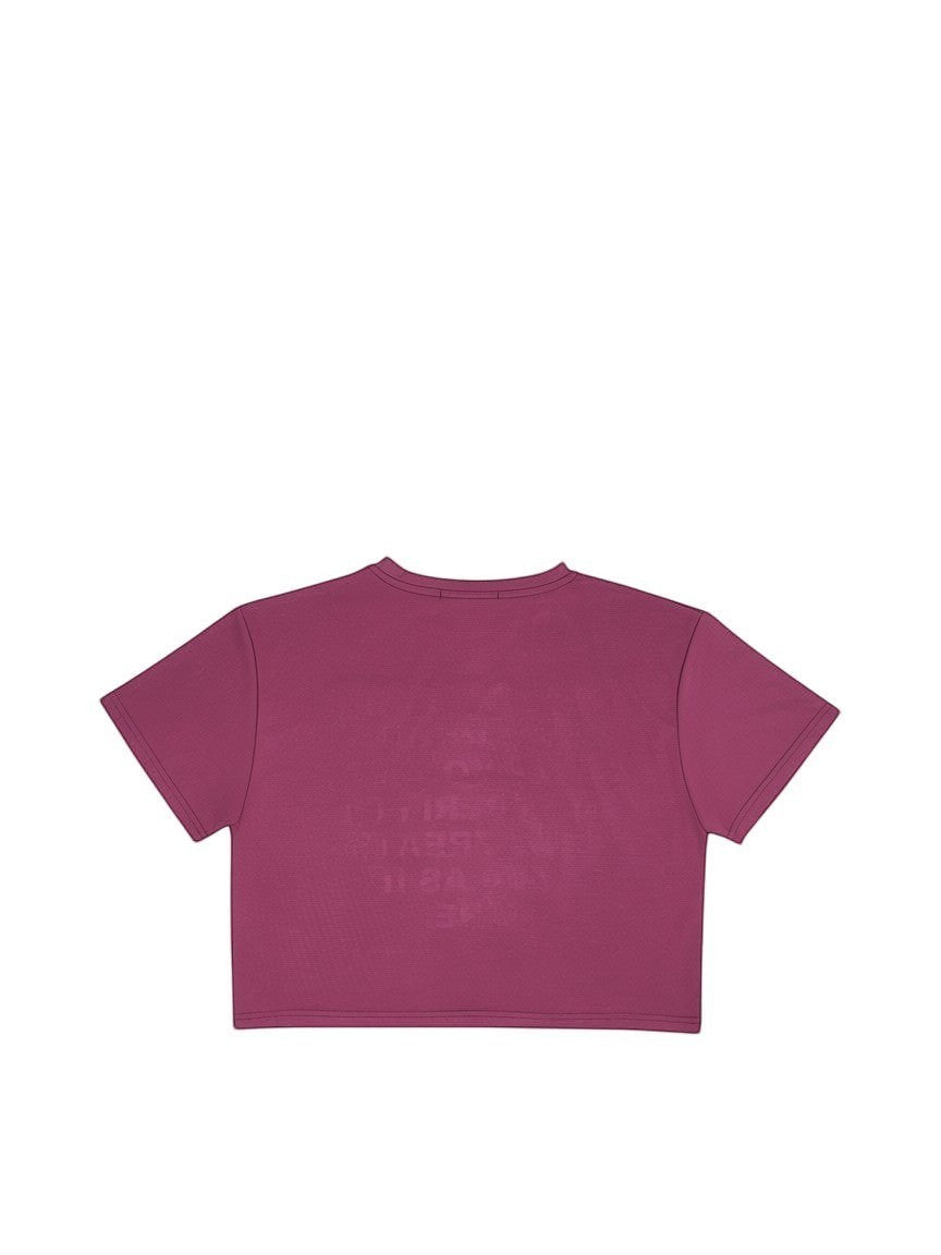 BubiniSegreti kurzes Crop-Top in Beerenton mit Rundhalsausschnitt und dezentem geprägtem Schriftzug auf der Vorderseite