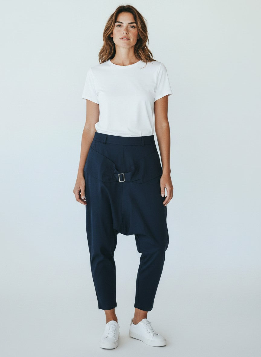 BubiniSegreti dunkelblaue Damen-Haremshose mit tiefem Schritt und Schnallendetail kombiniert mit weißem T-Shirt