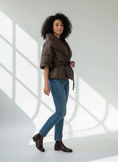 BubiniSegreti dunkelbraune gesteppte Kimono-Jacke mit kurzen Ärmeln, Taillengürtel und breitem Reverskragen