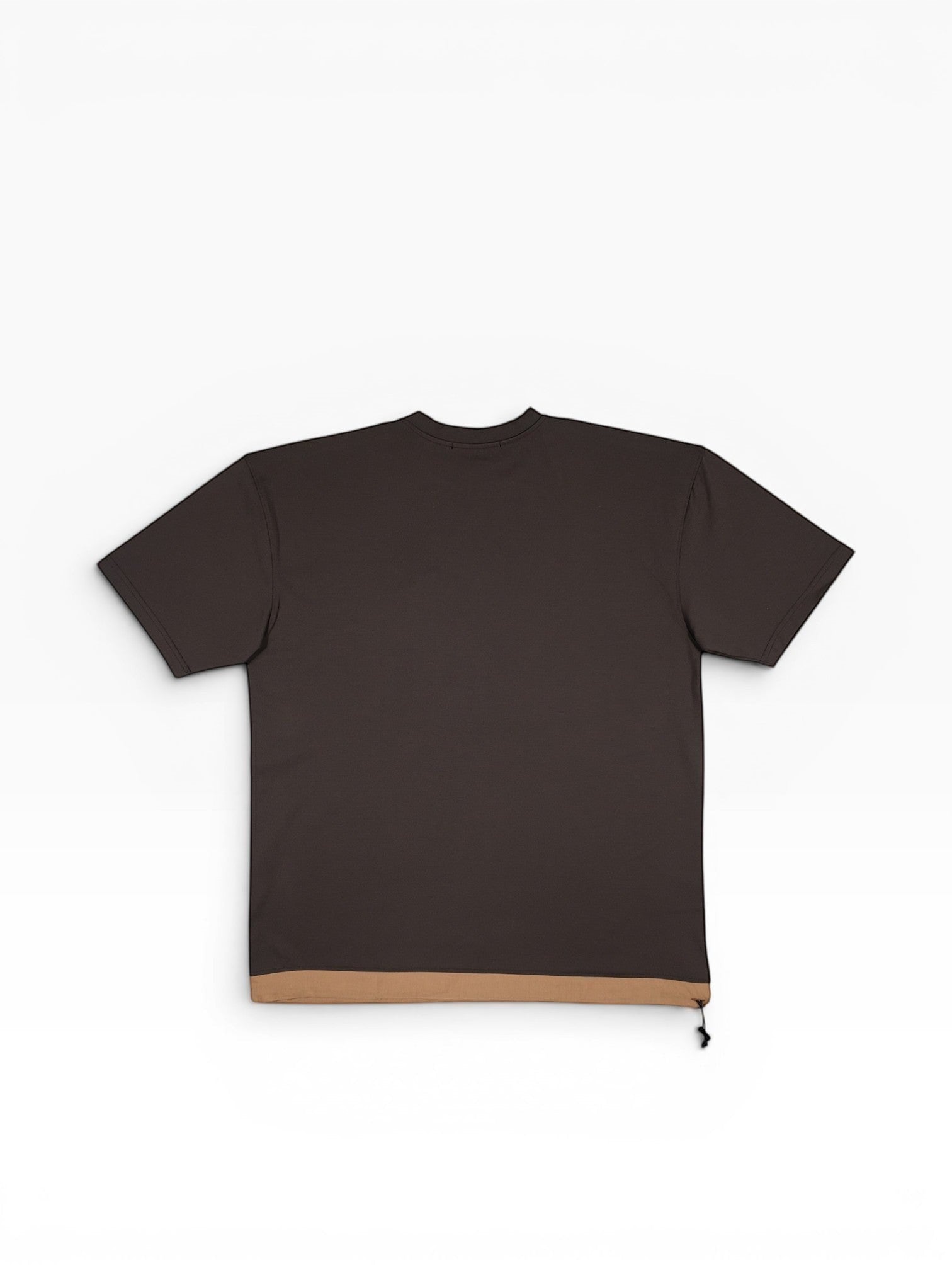BubiniSegreti Herren-T-Shirt in Dunkelbraun mit beigem Saum und Kordelzug in lässiger Passform