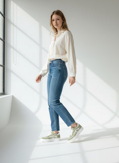 BubiniSegreti Federica Lancioni Sneaker in Salbeigrün aus Veloursleder mit Plateausohle an einem Model in Jeans