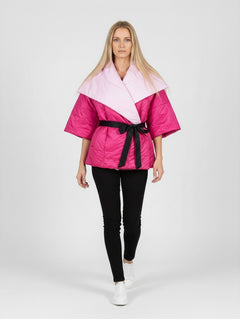 BubiniSegreti gesteppte Kimono-Jacke in Pink mit hellrosa Revers, schwarzem Bindegürtel und 3/4-Ärmeln