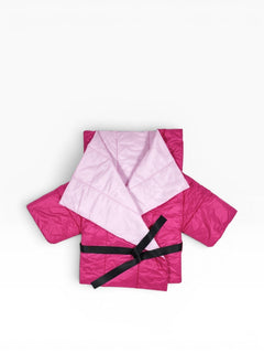 BubiniSegreti gesteppte Wickeljacke in Pink mit hellrosa Innenfutter, Kimono-Schnitt und schwarzem Bindegürtel.