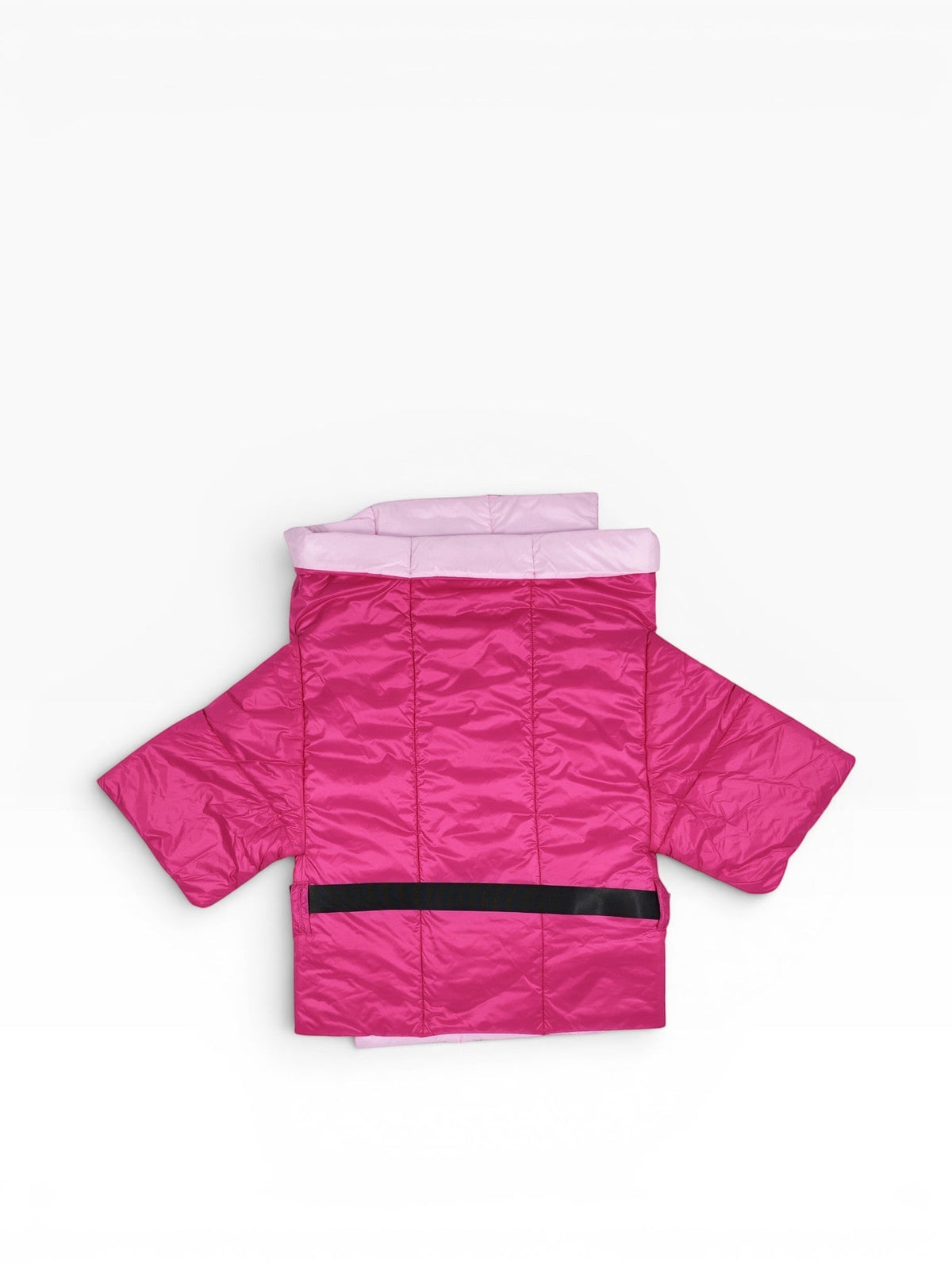 BubiniSegreti gesteppte Wickeljacke in Pink mit hellrosa Futter, Kimono-Schnitt und schwarzem Bindegürtel.