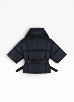 BubiniSegreti schwarze gesteppte Damenjacke in Wickeloptik mit Taillengürtel und weiten Ärmeln im Kimono-Stil.