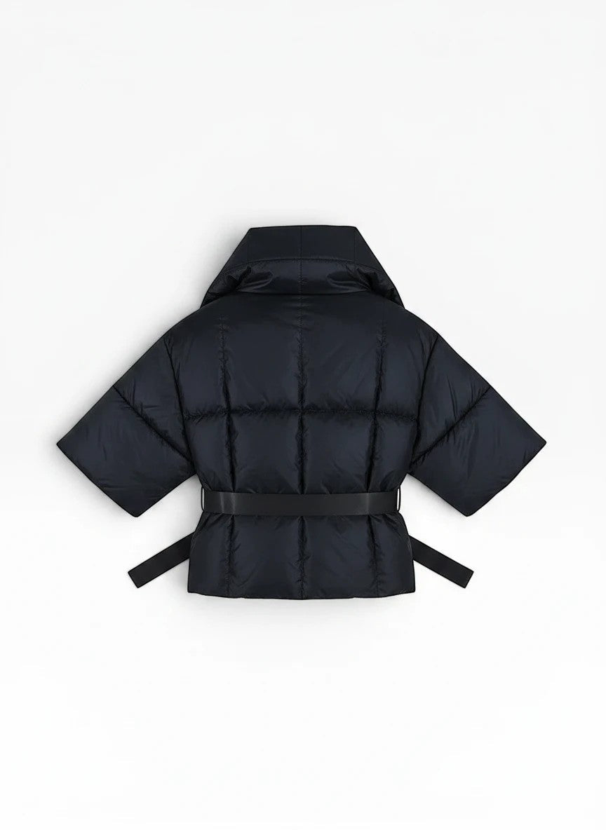 BubiniSegreti schwarze gesteppte Damenjacke in Wickeloptik mit Taillengürtel und weiten Ärmeln im Kimono-Stil.