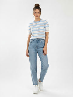 Model trägt einen gestreiften Kurzarm-Pullover von Roberta Biagi in Hellblau und Beige, kombiniert mit Jeans.