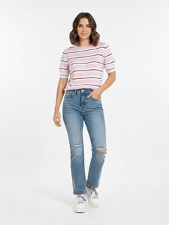 BubiniSegreti gestreifter Kurzarm-Pullover in Rosa und Weiß mit braunen Details, kombiniert mit blauen Jeans.