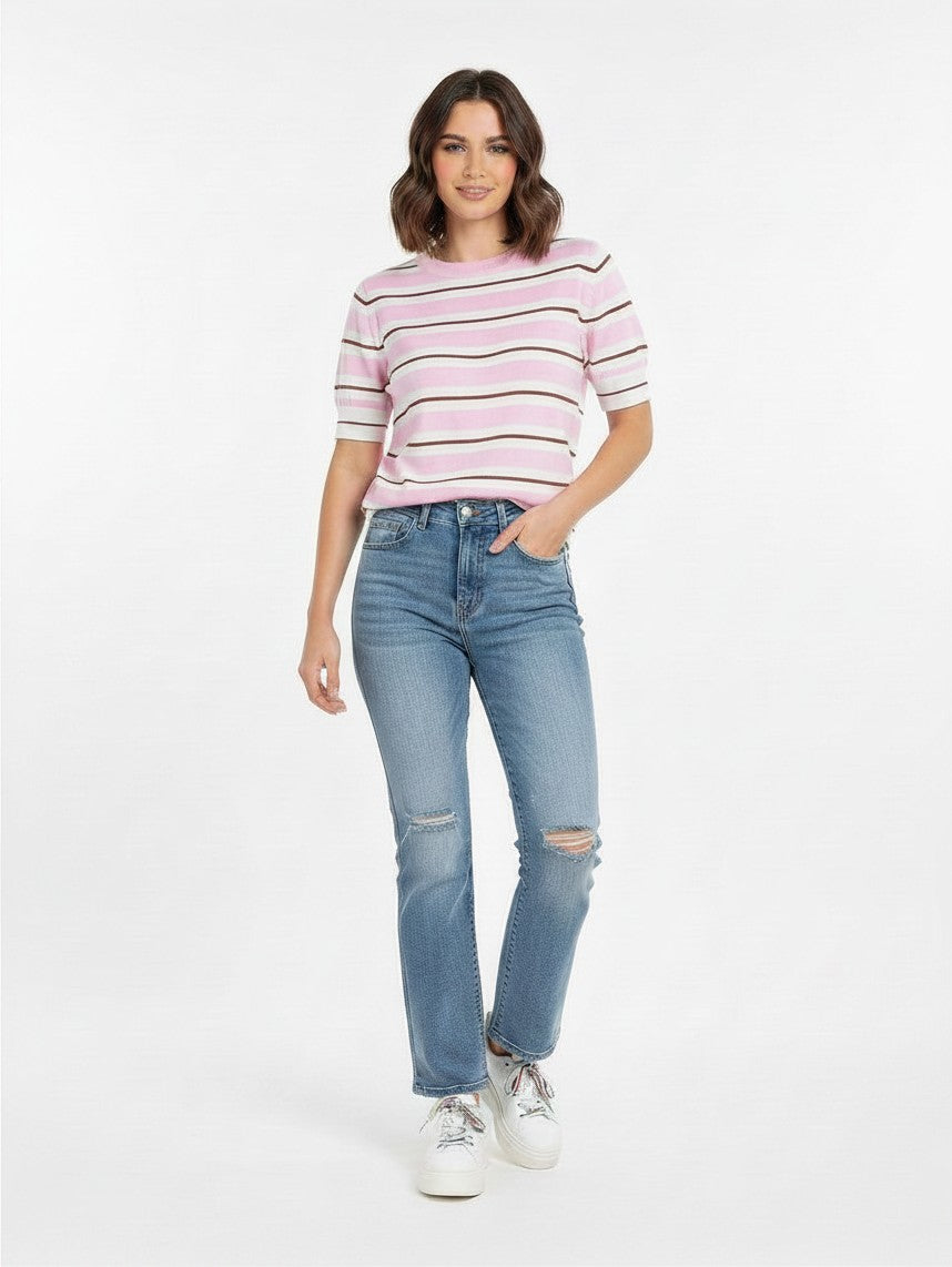 BubiniSegreti gestreifter Kurzarm-Pullover in Rosa und Weiß mit braunen Details, kombiniert mit blauen Jeans.