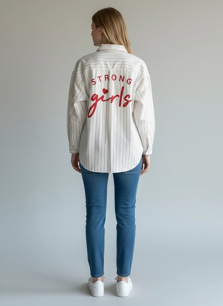 BubiniSegreti weiß-graues gestreiftes Baumwollhemd mit rotem "strong girls" Aufdruck auf dem Rücken