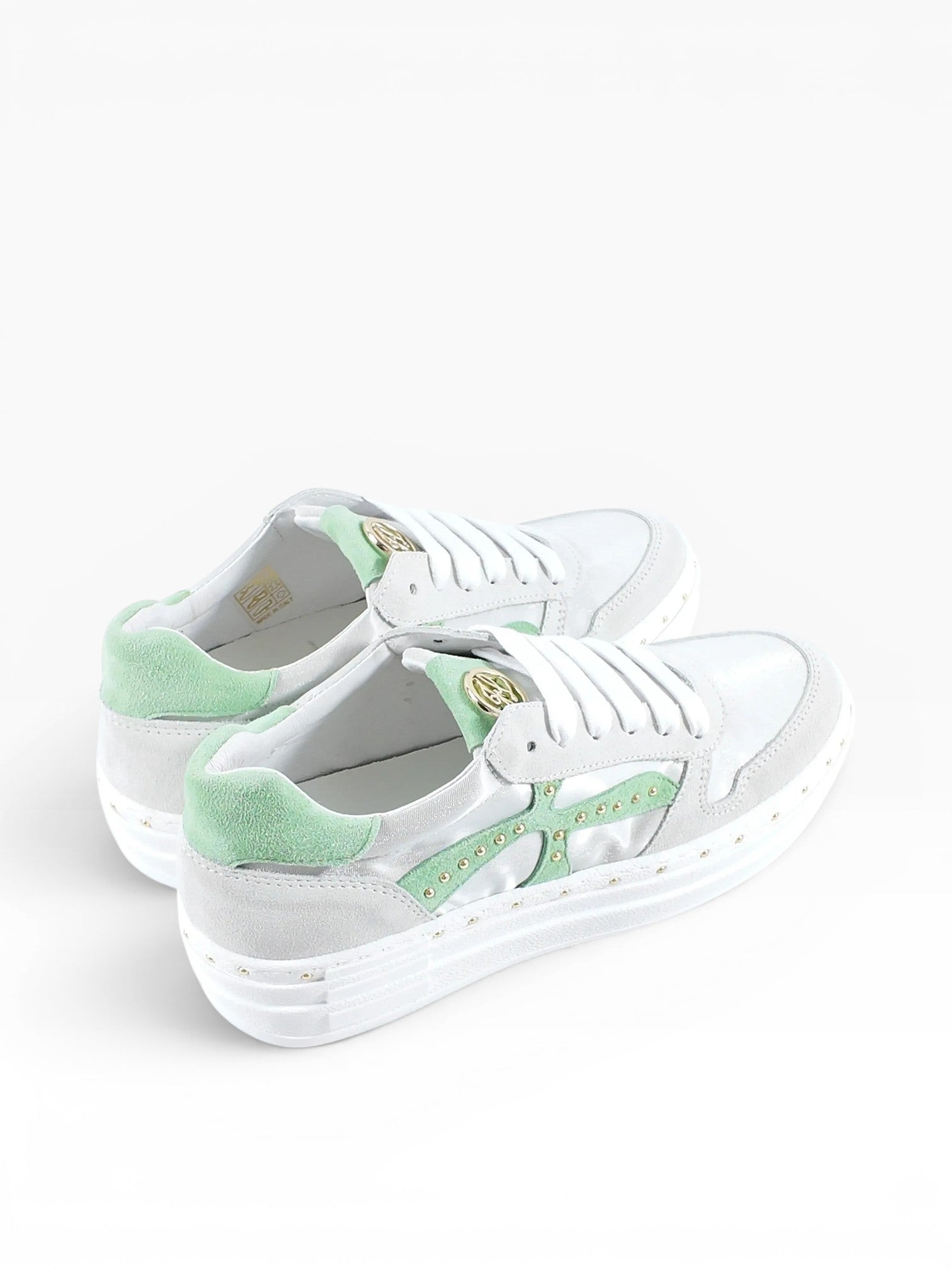 BubiniSegreti Damen Sneaker aus grauem Veloursleder mit mintgrünen Akzenten, Nietenverzierung und Logo-Emblem