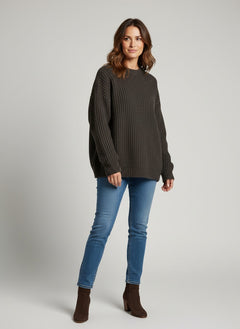 BubiniSegreti Grobstrickpullover in Anthrazit mit Rundhalsausschnitt, getragen von einem Model mit blauer Jeans.