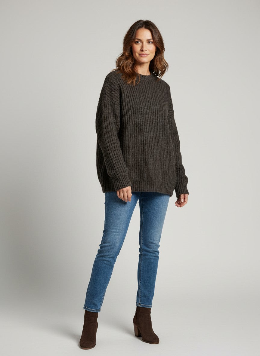 BubiniSegreti Grobstrickpullover in Anthrazit mit Rundhalsausschnitt, getragen von einem Model mit blauer Jeans.