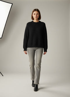 BubiniSegreti Grobstrickpullover in Anthrazit mit Rundhalsausschnitt, getragen von einem Model mit grauer Jeans.