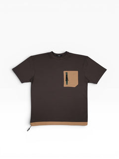 BubiniSegreti Herren-T-Shirt in Dunkelbraun mit beiger Brusttasche mit Reißverschluss und kontrastierendem Saum.