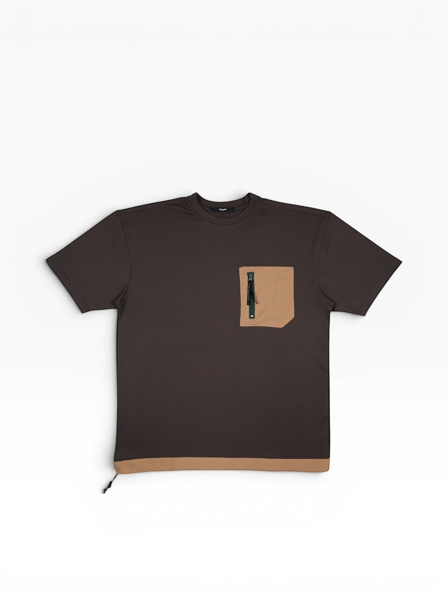 BubiniSegreti Herren-T-Shirt in Dunkelbraun mit beiger Brusttasche mit Reißverschluss und kontrastierendem Saum.