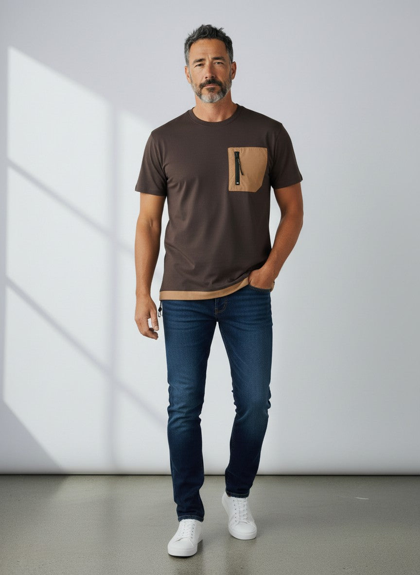 BubiniSegreti Herren T-Shirt in Dunkelbraun mit beiger Brusttasche mit Reißverschluss und Saumakzenten
