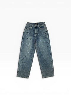 BubiniSegreti Jeans mit weitem Schnitt, blauem Denim und künstlerischem Paint-Splatter-Design in Schwarz und Weiß.