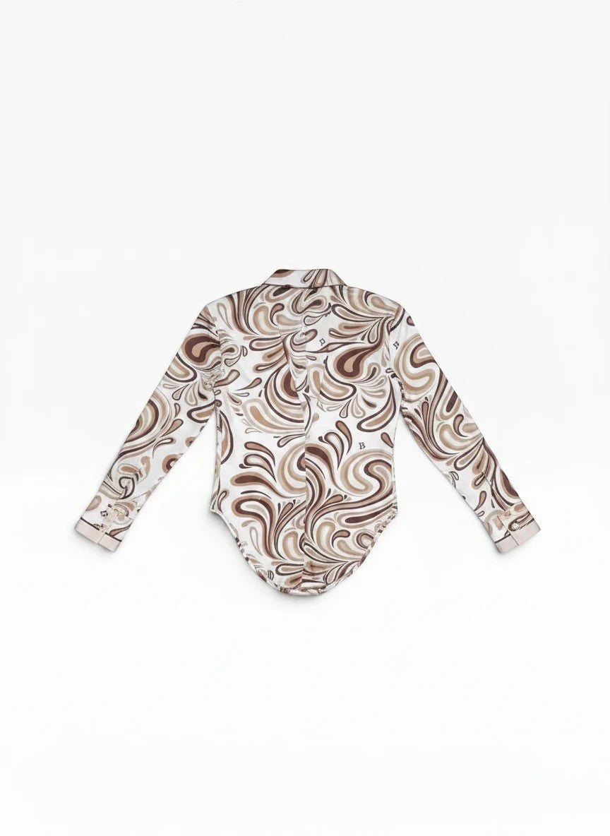 BubiniSegreti Langarm-Body mit abstraktem Wirbelmuster in Braun und Beige, Hemdblusen-Stil mit Kragen.
