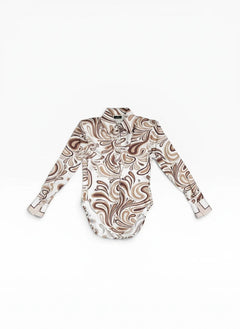 BubiniSegreti Langarm-Body mit abstraktem Wirbelmuster in Braun und Beige, Hemdblusen-Stil mit Kragen und Knopfleiste.
