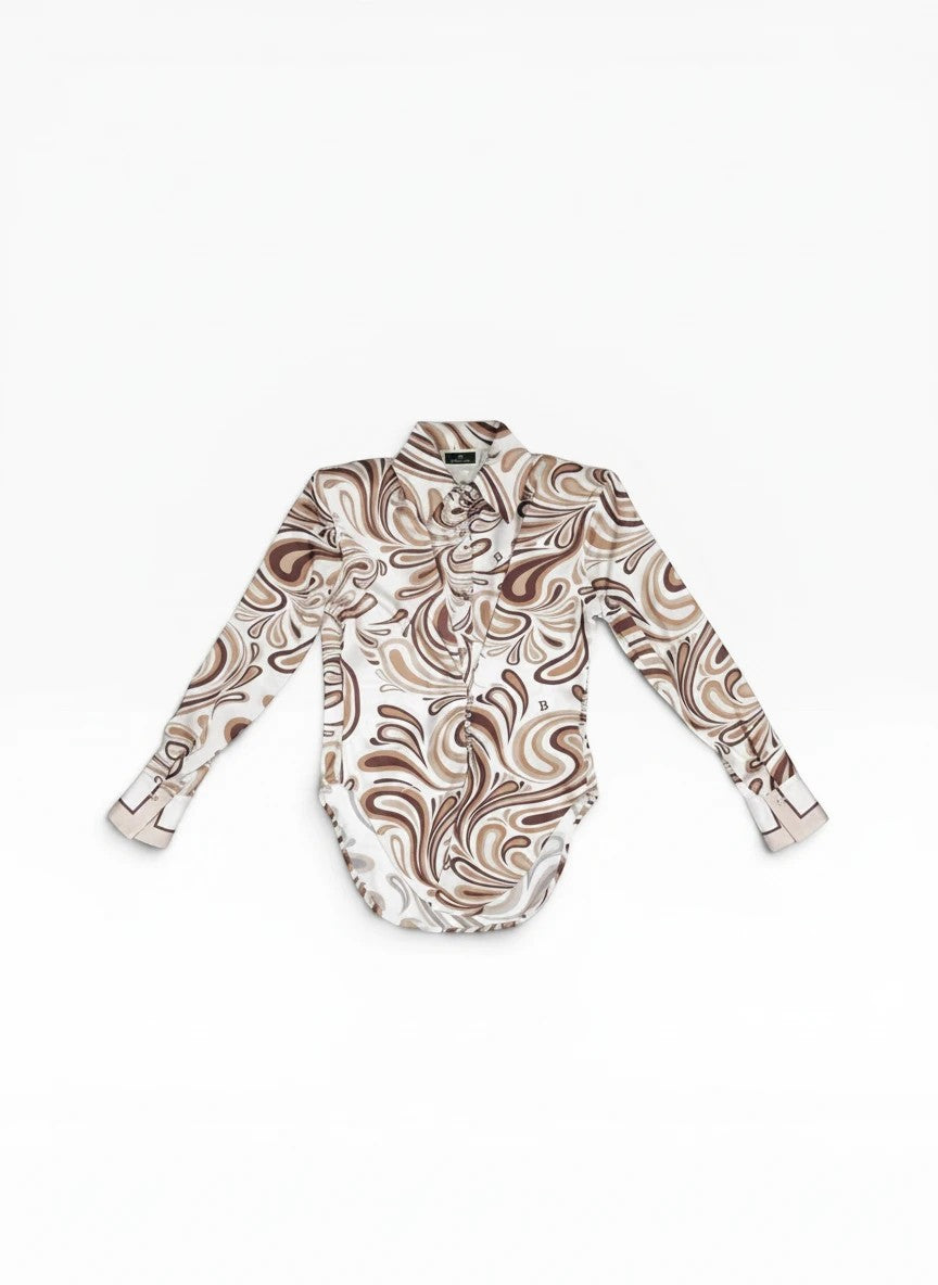 BubiniSegreti Langarm-Body mit abstraktem Wirbelmuster in Braun und Beige, Hemdblusen-Stil mit Kragen und Knopfleiste.