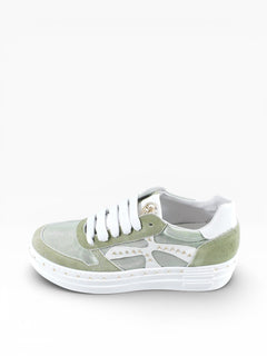 BubiniSegreti Damen Sneaker in Salbeigrün aus Veloursleder mit Plateausohle, goldenen Nieten und weißer Schnürung.