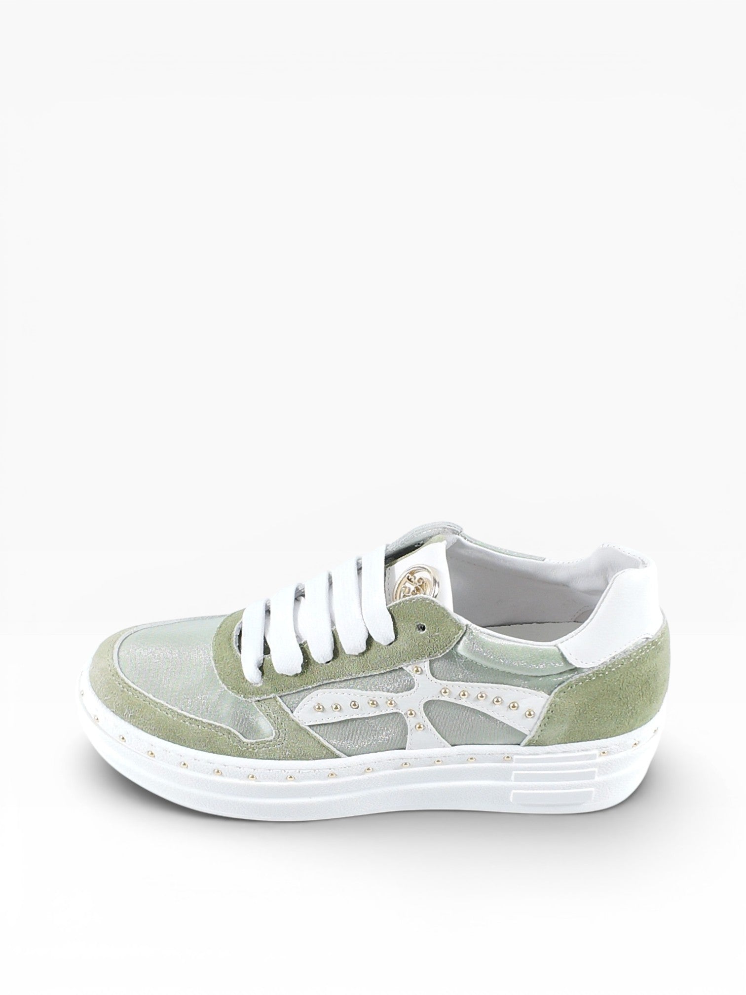 BubiniSegreti Damen Sneaker in Salbeigrün aus Veloursleder mit Plateausohle, goldenen Nieten und weißer Schnürung.