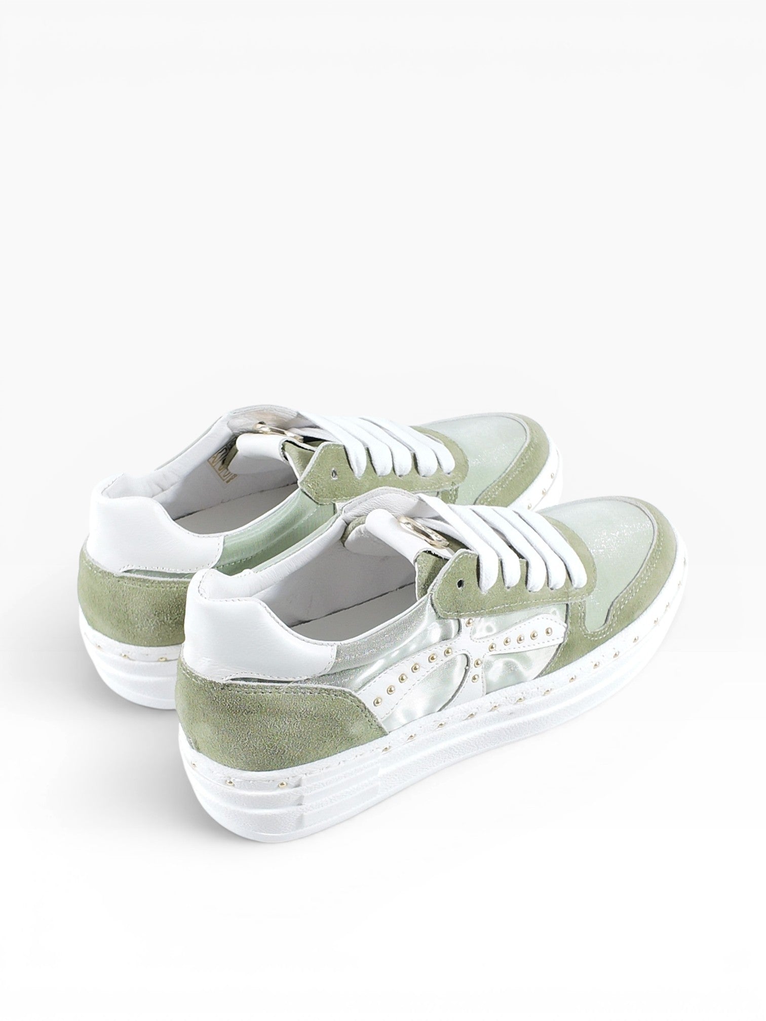 BubiniSegreti Damen Sneaker in Salbeigrün aus Veloursleder und Textil mit weißer Plateausohle und goldenen Nieten.