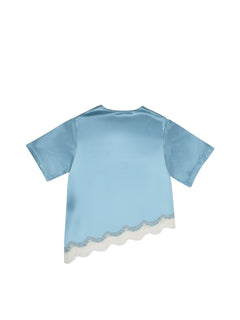 BubiniSegreti Damenbluse aus blauem Satin mit asymmetrischem Saum und cremeweißer Spitzenborte.
