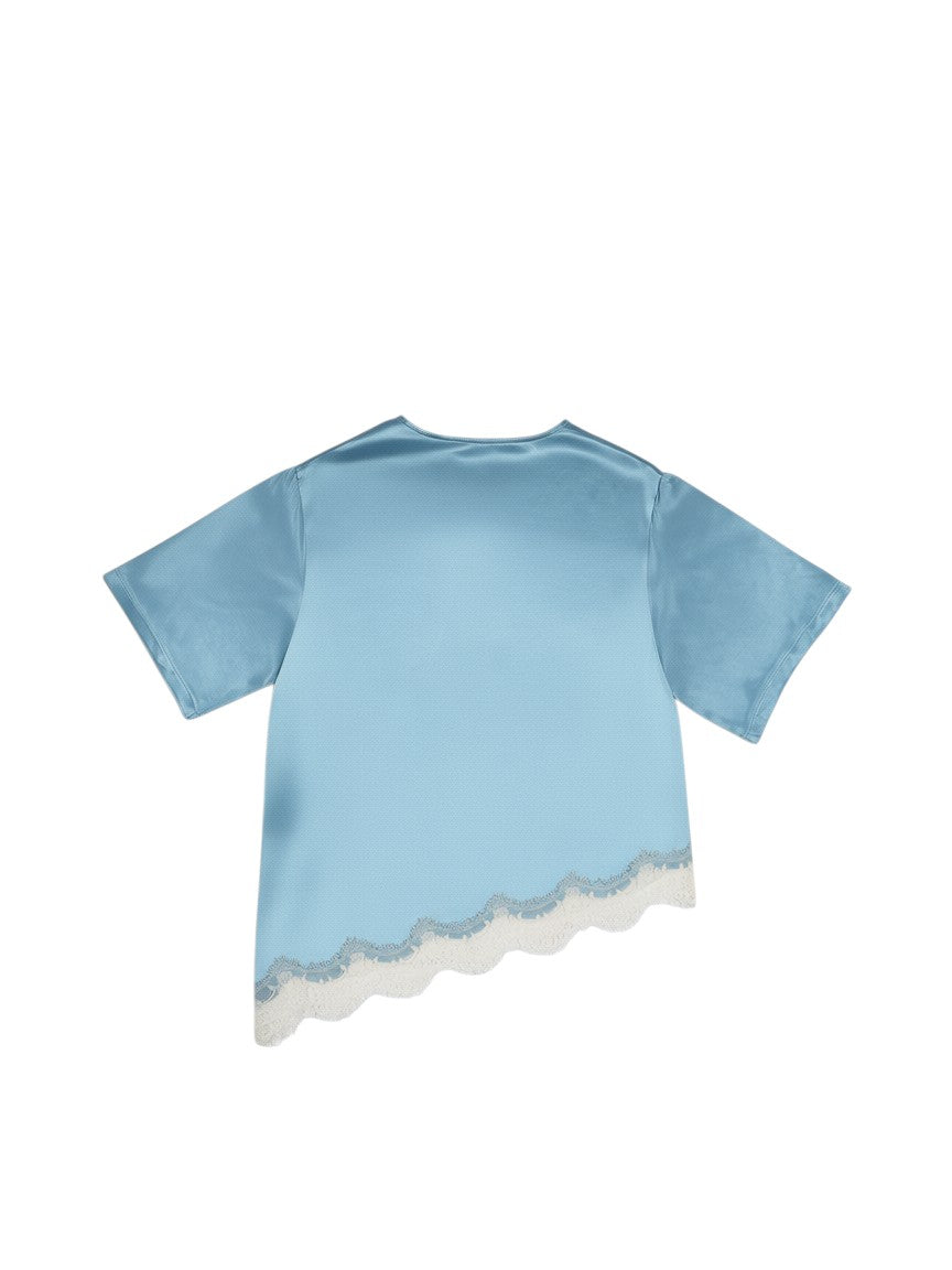 BubiniSegreti Damenbluse aus blauem Satin mit asymmetrischem Saum und cremeweißer Spitzenborte.